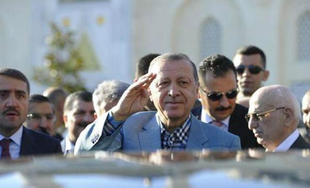 Erdogan sufre un desmayo en una mezquita de Estambul