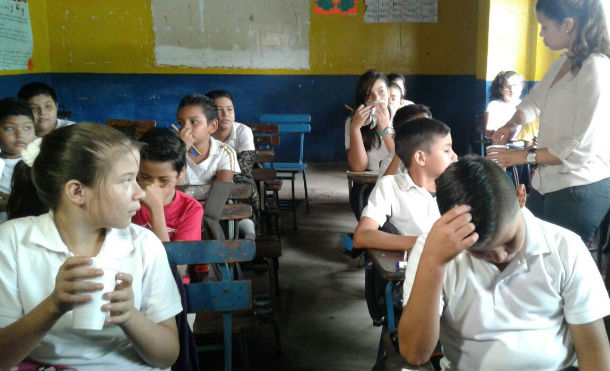 Estudiantes del colegio Bertha Díaz participan de enjuague bucal con flúor