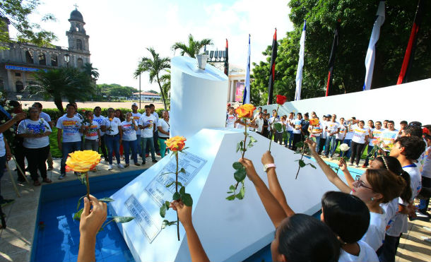 Pueblo de Nicaragua continúa depositando Una Flor Para Carlos