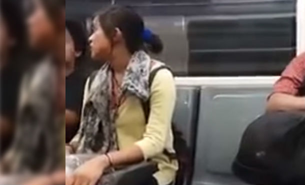 Hombre se “autocomplace” en el transporte público viendo a una joven