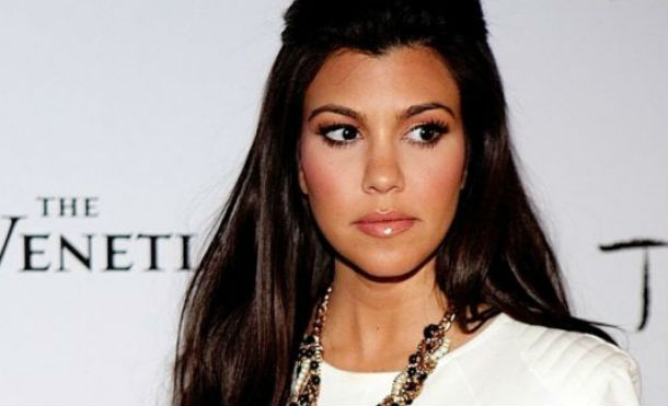 Kourtney Kardashian sorprende en un ajustado traje de baño blanco