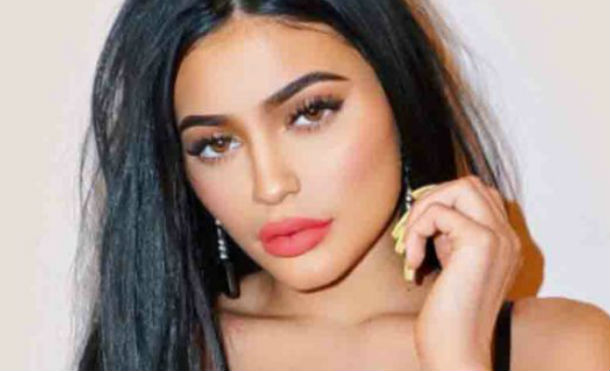 Kylie Jenner es manoseada y fotografiada dentro de un baño