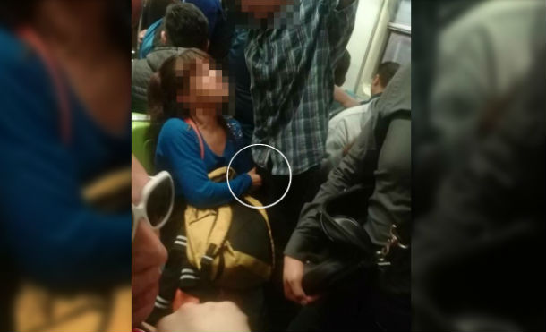 Mujer acaricia a joven en el transporte público