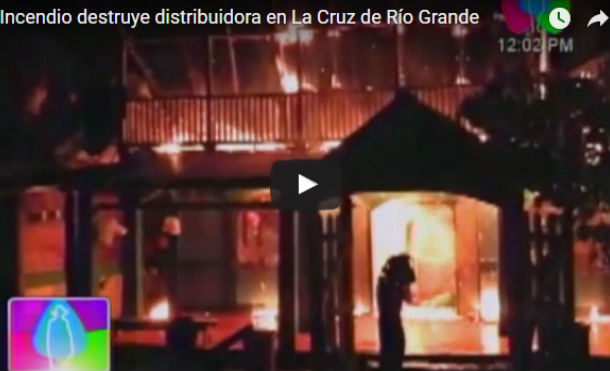 Incendio destruye distribuidora en La Cruz de Río Grande