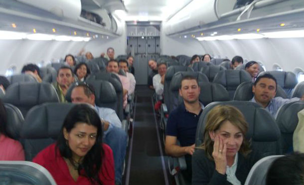 novios tuvieron relaciones en un avión y generan protesta de pasajeros