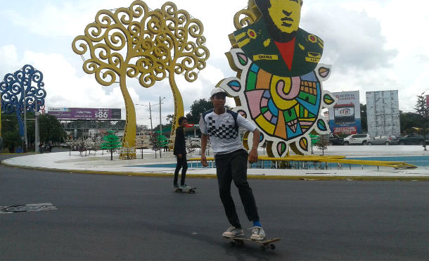 Jóvenes celebran el Día Internacional del Skateboarding