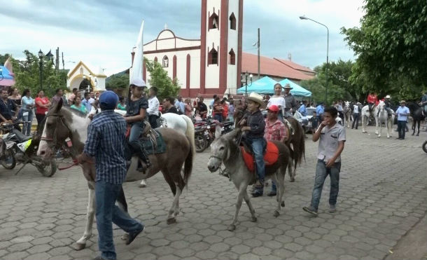 Montadores de todo el país participan en desfile hípico de Telica