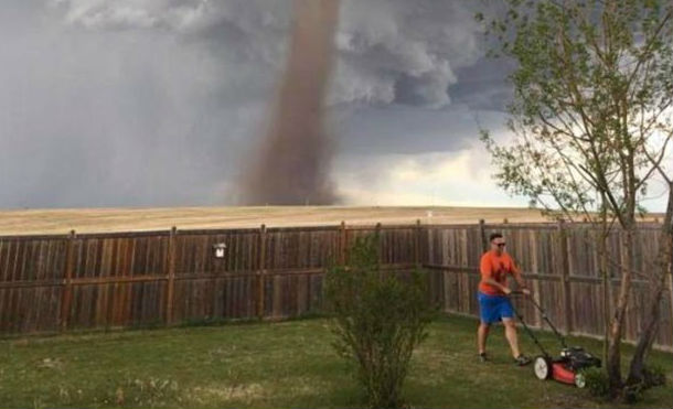 increíble tornado de dos colores aparece pero hombre decide podar el césped