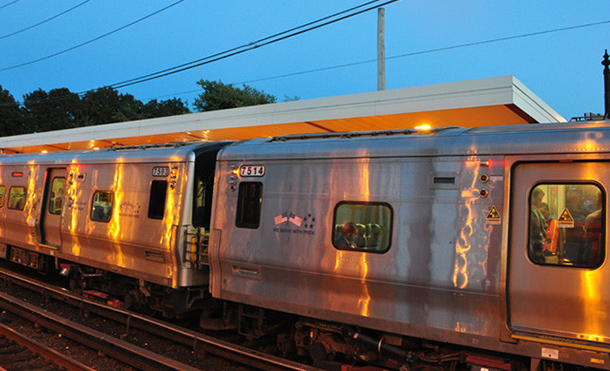 Decenas de personas heridas tras descarrilar un tren de pasajeros en Nueva York