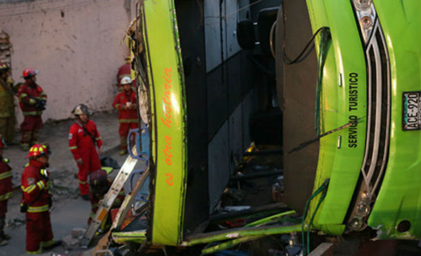 Roban a víctimas de un accidente mortal de autobús en Perú