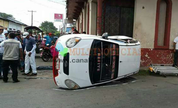 Tico resulta lesionado tras volcarse en carretera León-Telica