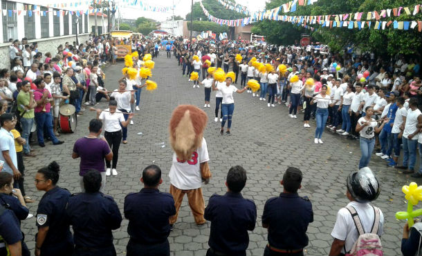 Jóvenes leoneses celebran el Día de la Alegría