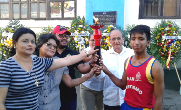 Autoridades de la UNAN-León reciben antorcha de la luz