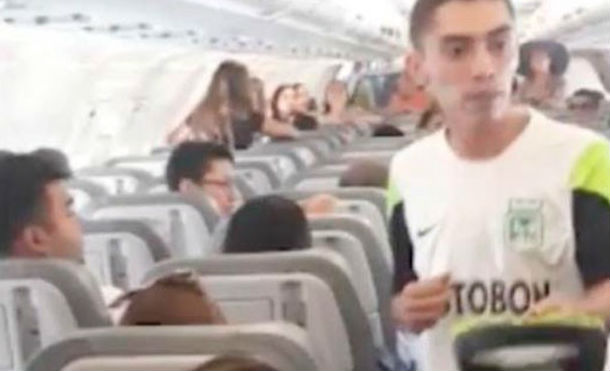 Pasajeros hacen colecta para impedir que bajen a familia del avión