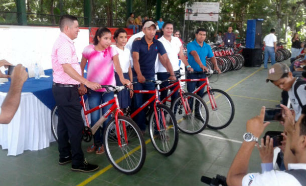 Bajo el lema "Ayúdame a llegar" estudiantes y docentes de Madriz reciben bicicletas