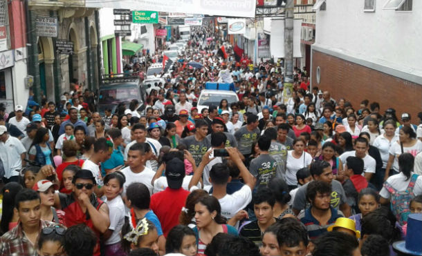 masiva participación de matagalpinos en la caminata por el día de la alegría