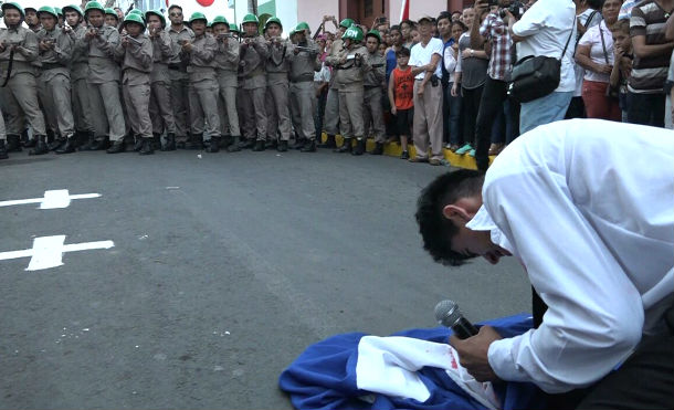 Jóvenes del CUUN de León depositan ofrendas florales a los mártires del 23 de julio en Chinandega