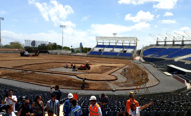 Dennis Martínez recorre nuevo Estadio Nacional de Béisbol, el cual presenta avance del 94%