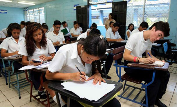 Jóvenes de secundaria desean continuar sus estudios universitarios, según encuesta del Mined