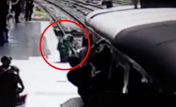 ¿Un fantasma? Mujer se lanza a las vías de un tren y luego desaparece