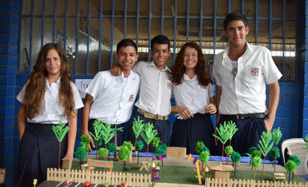 Estudiantes de secundaria presentan proyectos innovadores en feria científica de Granada