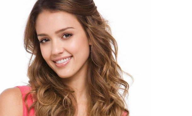 Jessica Alba con el rostro completamente “desfigurado” impacta en Internet