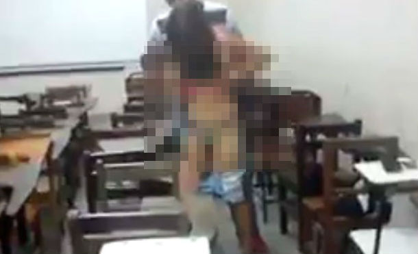 Descubren a universitarios teniendo sexo en salón de clases