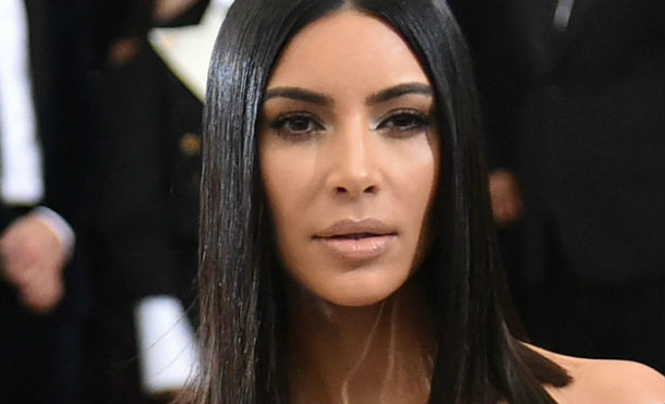 Kim Kardashian se viste con mallas sin usar ropa interior