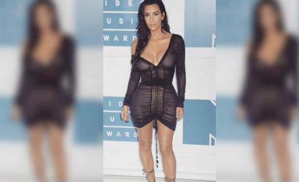 Kim Kardashian presume senos en sostén diminuto