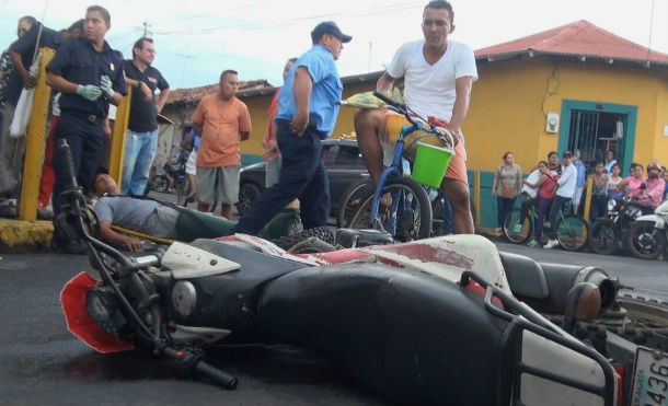 Extranjero "catapulta" a dos motociclistas en León