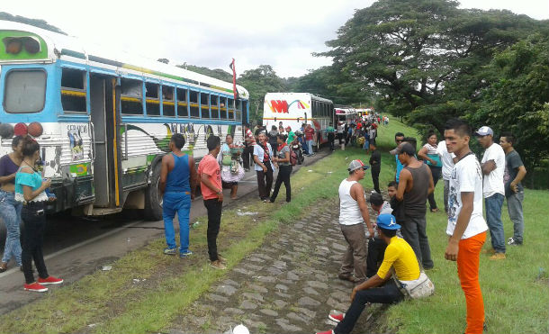 León parte en colorida y masiva caravana para celebrar el 38/19