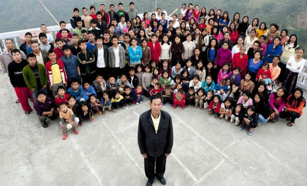 (+Fotos) Conocé al hombre que vive con sus 39 esposas, 94 hijos y 33 nietos