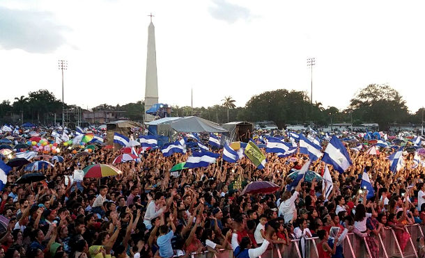 Miles se congregan en la plaza de la Fe para orar por Nicaragua