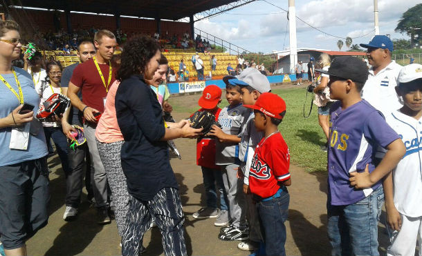 Misioneros de Nicaragua brilla entregan donativo a selección infantil de beisbol