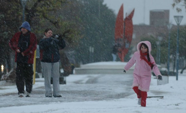 La nieve azota a varias ciudades en Argentina