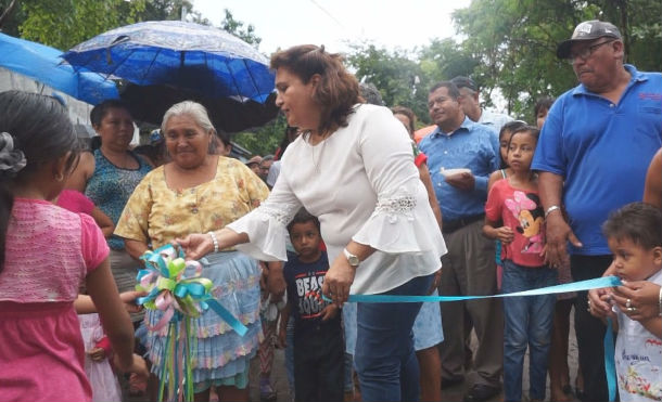 Nindiriseños festejan inauguración de nuevo adoquinado