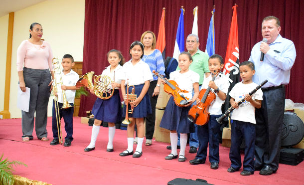 Granada: Ministerio de Educación recibe instrumentos para orquesta municipal