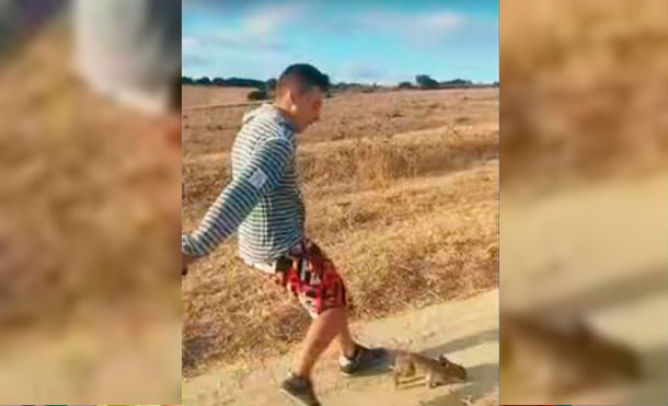 Indignante! Este joven patea a conejo como pelota al grito de ¡Cristiano Ronaldo!