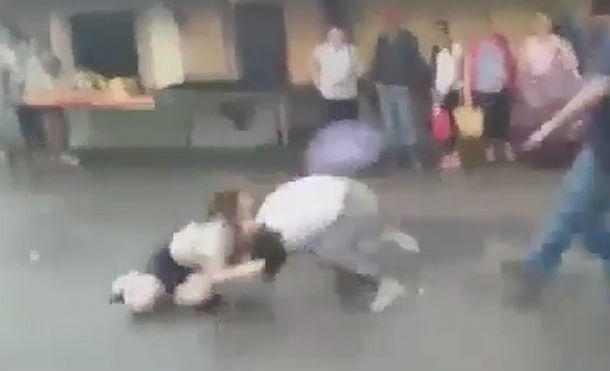 Captan pelea callejera de supuestas estudiantes