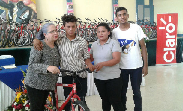 Estudiantes de Chontales reciben bicicletas del programa Ayúdame a Llegar