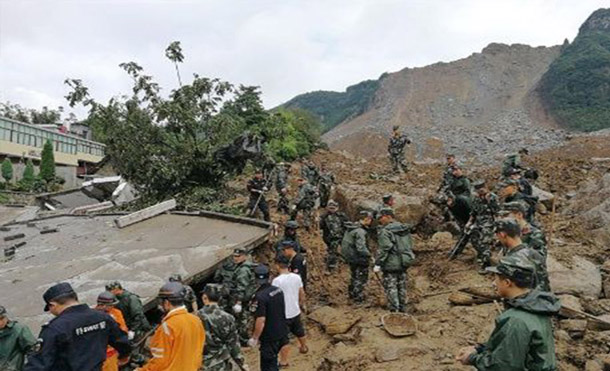 Suman 17 personas fallecidas por deslizamiento de tierras en China