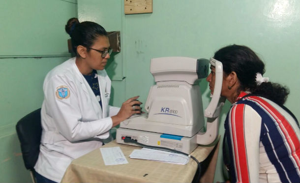 Gobierno entrega lentes para lectura de los adultos mayores