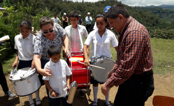 Jinotega: Gobierno municipal entregó instrumentos musicales a niños de escuelas rurales