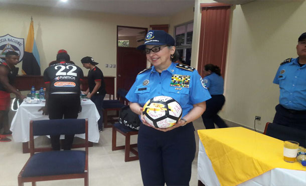 Policía Nacional recibe a los jugadores del Club Deportivo Walter Ferreti 