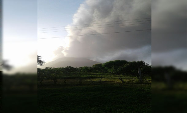 Volcán San Cristóbal expulsa gases y cenizas