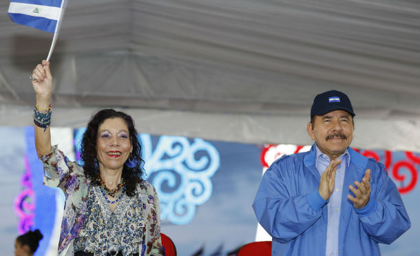 Daniel y Rosario presiden colorido y rítmico desfile en saludo a las Fiestas Patrias