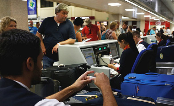 Caos en los aeropuertos del mundo tras la caída de sus sistemas informáticos