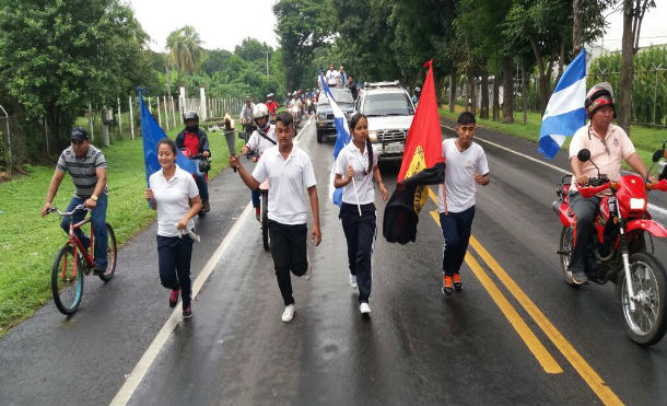 León: Estudiantes reciben antorcha, símbolo de la Independencia Centroamericana