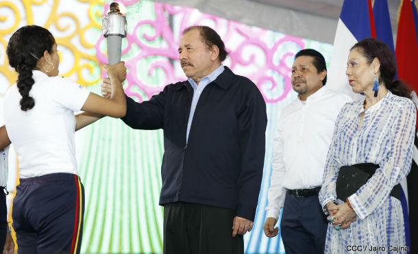 Comandante Daniel y Compañera Rosario reciben Antorcha de la Libertad y la Unidad Centroamericana