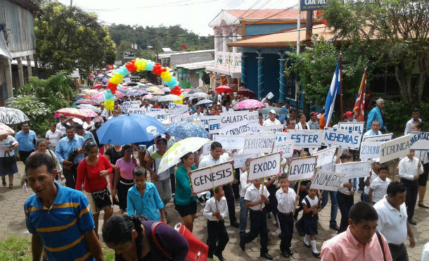 Nueva guinea: pueblo evangélico celebra el día de la biblia